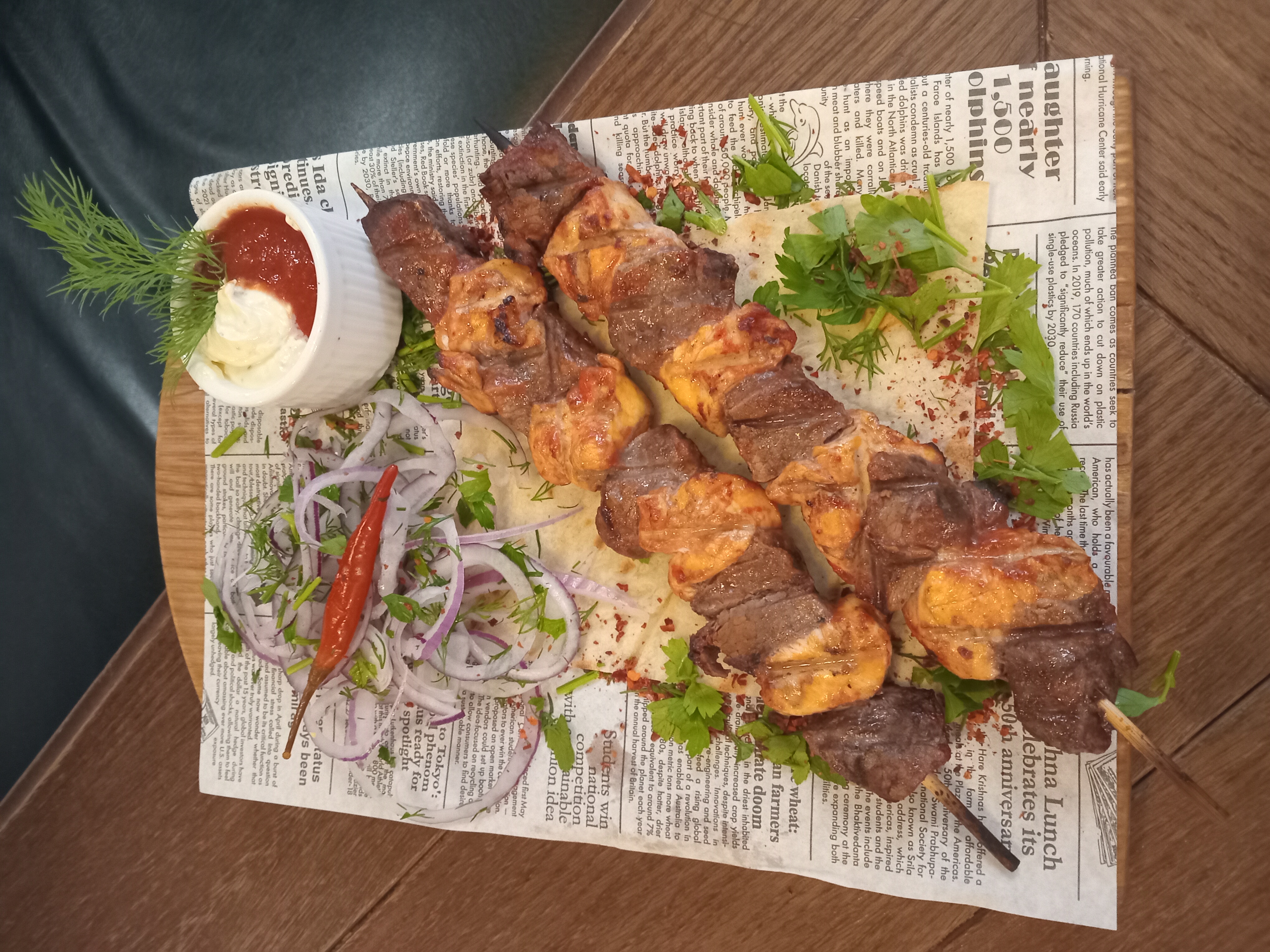 Шашлык "День и ночь"  с говяжьей вырезкой и куриным филе на шпажках