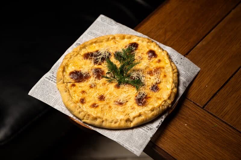 Пицца с грибами и сыром